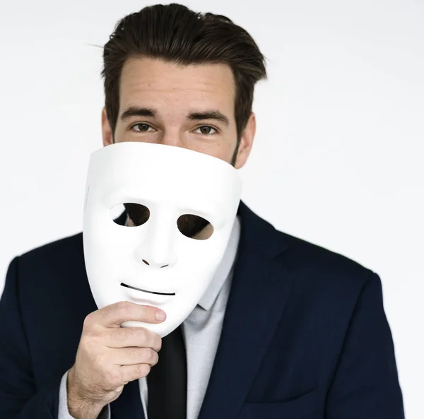 Jovem homem segurando máscara — Fotografia de Stock