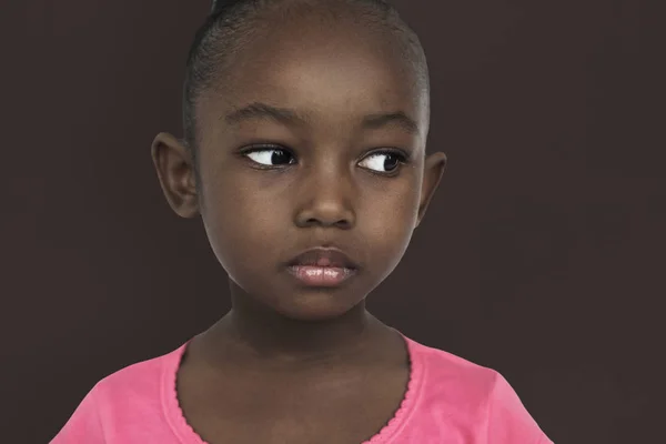 Маленькая африканская девочка в студии — стоковое фото