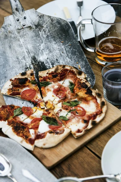 Ev yapımı pizza yemek masada