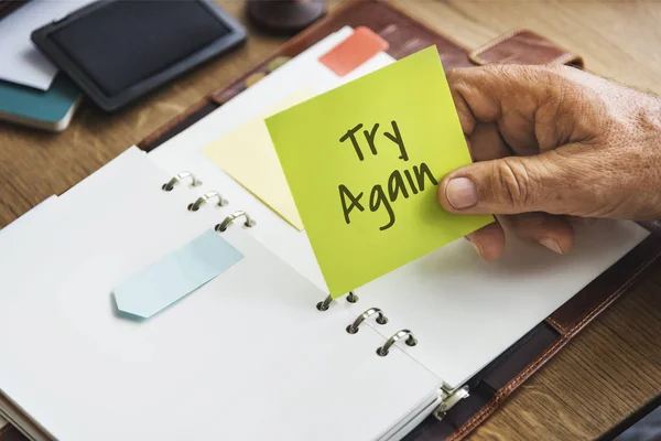 Persoon bedrijf gele stok Opmerking — Stockfoto