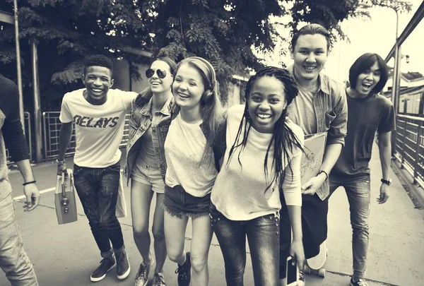 Diverse teenagers hanging out — Stock Photo, Image