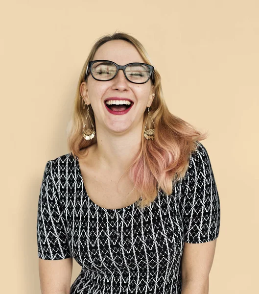 Mulher sorridente no estúdio — Fotografia de Stock