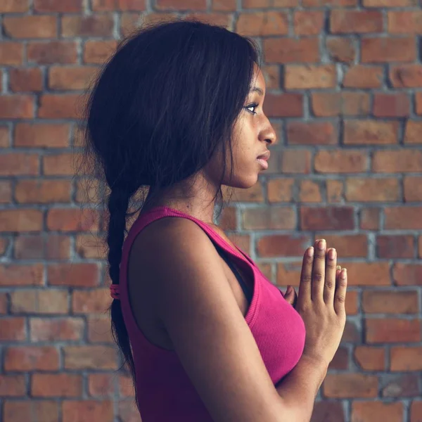 Mujer africana haciendo yoga — Foto de Stock