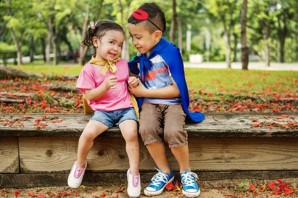 Broer en zus op het park — Stockfoto