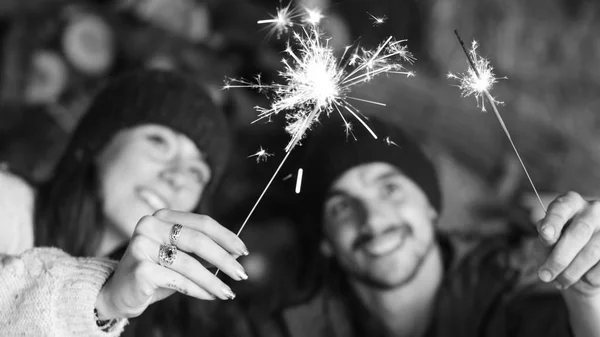 Homem e wooman segurando e celebrando — Fotografia de Stock