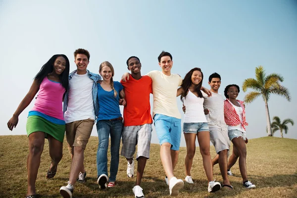 Group of young friends at outdoors — Stock Photo, Image