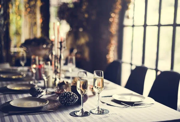 Dekorierter und servierter Tisch im Restaurant — Stockfoto