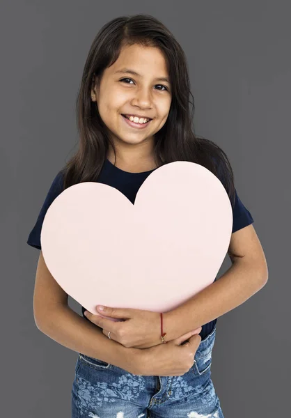 Menina segurando papel coração — Fotografia de Stock