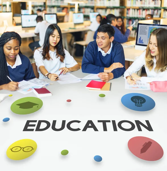 Öğrenci çalışma masasında çeşitlilik grubu