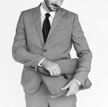 Genç adam holding evrak çantası