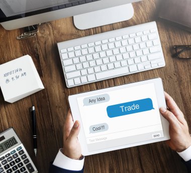 iş kişi dijital tablet kullanma