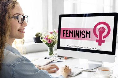 bilgisayar ile çalışan kadın