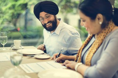 Sözleşme belge üzerinde çalışmayı iş adamları