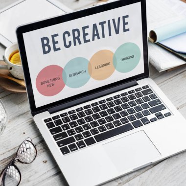 çalışma alanı tablo açılan laptop