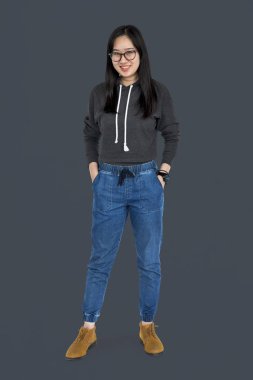 kadın stüdyoda poz