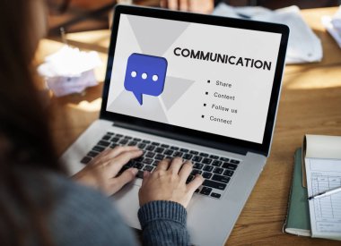 Dizüstü bilgisayarda çalışan kadın