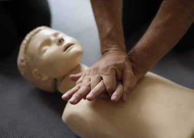 CPR ilk yardım eğitimi öğrenme insanlar 