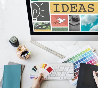 bilgisayarda çalışan tasarımcı