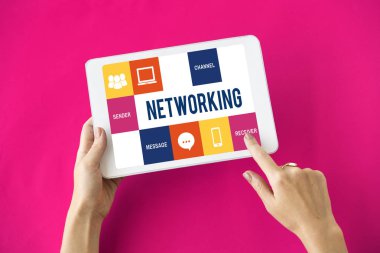 insan elinden tutarak dijital tablet