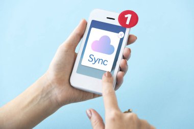 insan elinden tutarak cep telefonu