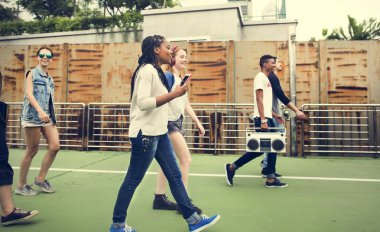  Yürüyen insan grubu 