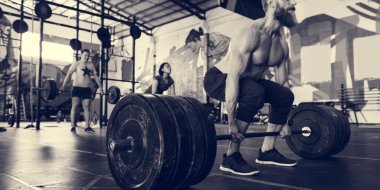 Spor salonunda egzersiz yapan insanlar
