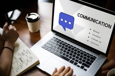 Dizüstü bilgisayarda çalışan kadın