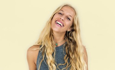 kadın stüdyoda poz 