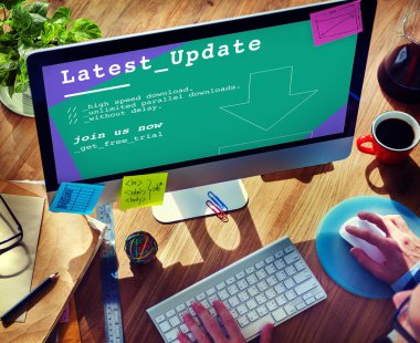 Bilgisayar kullanan bir iş adamı 