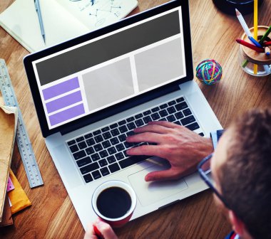 dizüstü bilgisayar kullanarak ve kahve içme adam