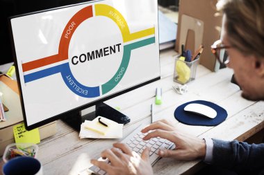 Bilgisayarda çalışan iş adamı