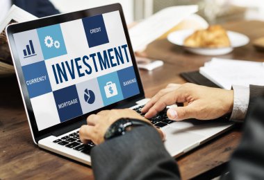 Dizüstü bilgisayarda çalışan iş adamı 