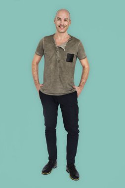 Adam gülen ve ceplerinde elele