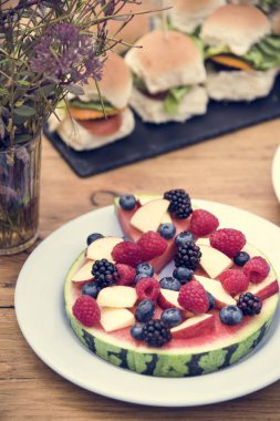 tablo üzerinde çeşitli yemekler