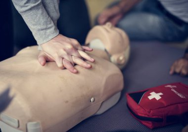 CPR ilk yardım eğitimi öğrenme insanlar 