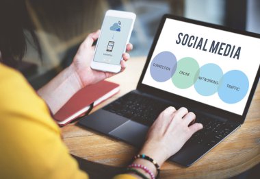 Dizüstü bilgisayar kullanan genç kadın