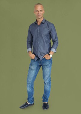 Stüdyoda poz veren adam