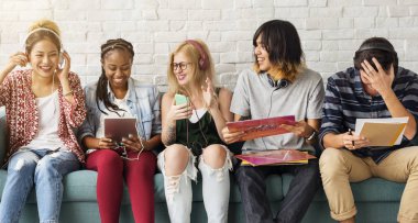 Dijital cihazlar kullanan öğrenciler 