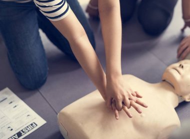 CPR ilk yardım eğitimi öğrenme insanlar 