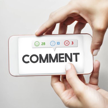 Cep telefonu ellerinde.