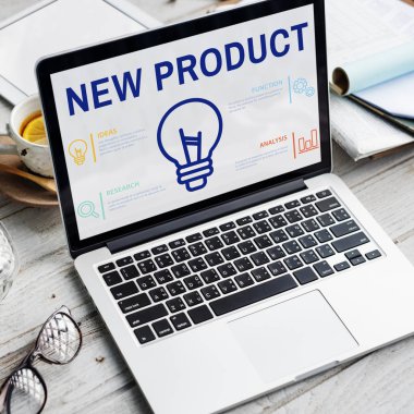 çalışma alanı tablo açılan laptop