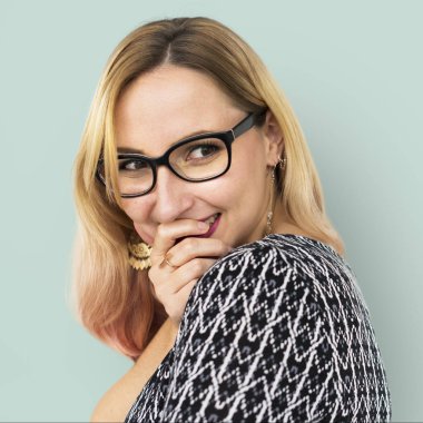 stüdyoda gülümseyen kadın