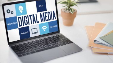 çalışma alanı tablo açılan laptop