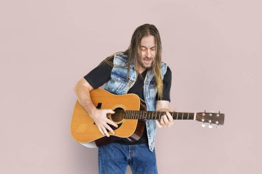  sakallı adam gitar çalmak