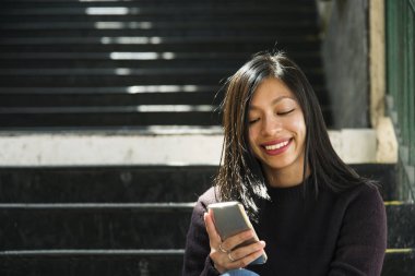 Akıllı telefon kullanan kadın