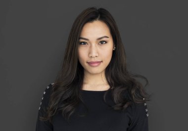 kadın stüdyoda poz 