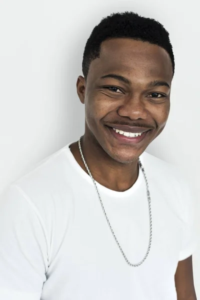 Усміхнений афроамериканський чоловік — стокове фото