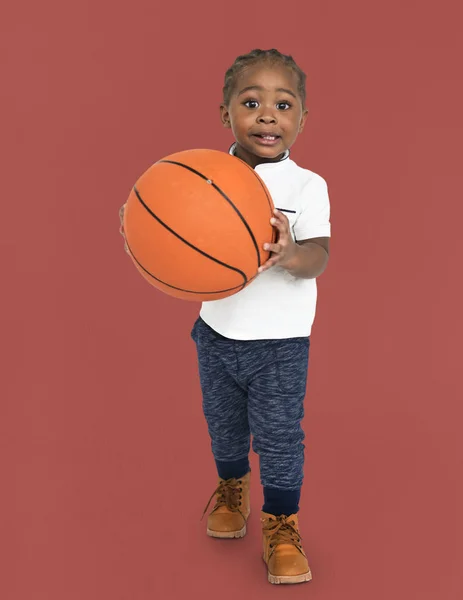 Niño africano sosteniendo pelota de baloncesto —  Fotos de Stock