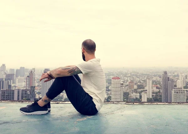 Чоловік сидить на даху — стокове фото