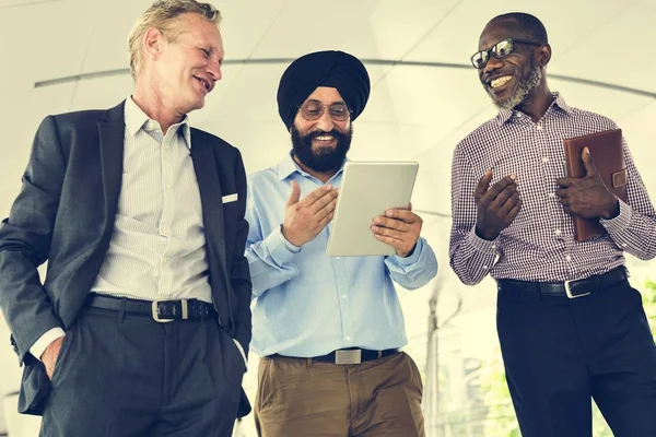 Les gens d'affaires travaillant à contrat — Photo